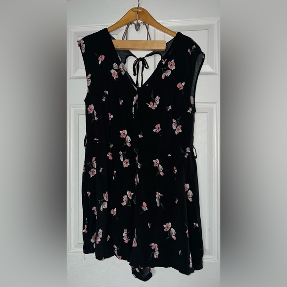 TORRID Floral V neck Above Knee Dress Size 1 EUC - Picture 1 of 8